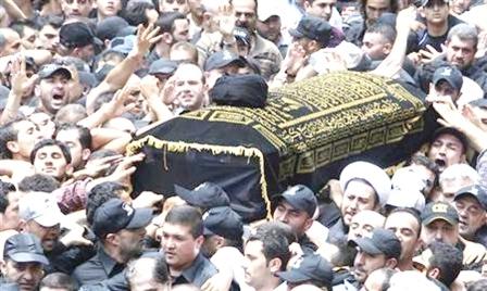 جثمان المرجع الشيعي فضل الله خلال جنازته في بيروت الثلاثاء الماضي