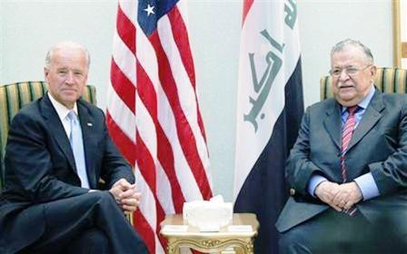 جو بايدن نائب الرئيس الامريكي خلال اجتماع مع الرئيس العراقي جلال الطالباني (إلى اليمين) في بغداد