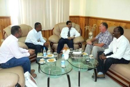 عبدالكريم شائف لدى لقائه وفد منظمة رعاية الأطفال الأمريكية