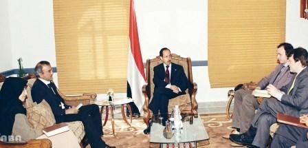د. الأرحبي خلال استقباله بعثة (الإيفاد)