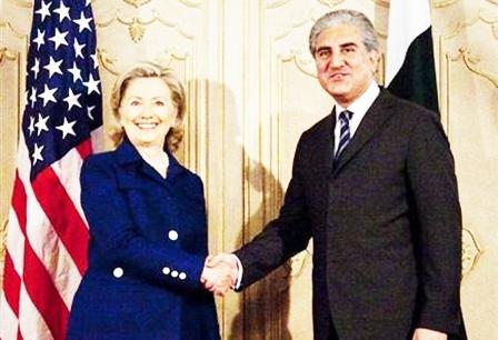 وزير الخارجية الباكستاني شاه محمود قرشي يستقبل نظيرته الامريكية هيلاري كلينتون في اسلام اباد يوم  أمس الأول الاثنين