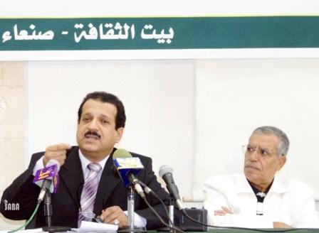 الباحث خلال القائه المحاضرة