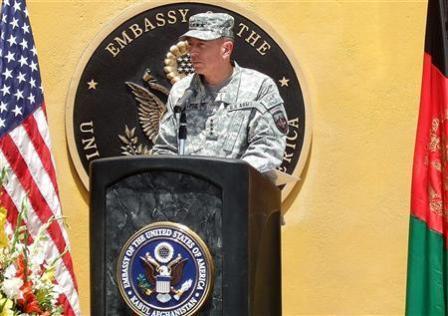 الجنرال ديفيد بتريوس القائد الجديد للقوات الامريكية في أفغانستان في كابول يوم  أمس السبت.