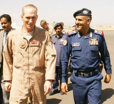 قائد القوات الجوية الأمريكية أثناء وصوله إلى صنعاء