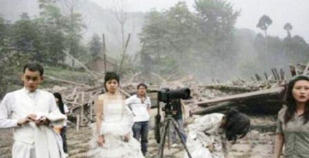 أثناء  زفاف عرسين في الصين وقع زلزال، ونظرا لوجود المصورين لهذا العرس التقطت هذه الصورة