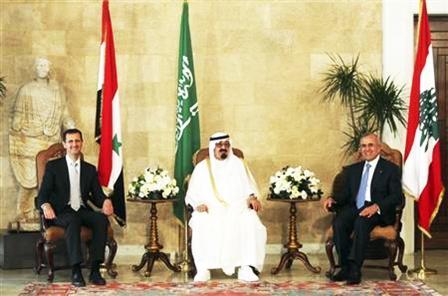 العاهل السعودي الملك عبدالله يتوسط الرئيس السوري بشار الاسد (يسار) والرئيس اللبناني ميشال سليمان في بيروت يوم  أمس الجمعة.