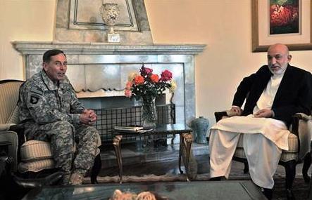 الرئيس الافغاني حامد كرزاي خلال اجتماعه مع ديفيد بتريوس قائد قوات حلف شمال الاطلسي والقوات الامريكية في أفغانستان بكابول .