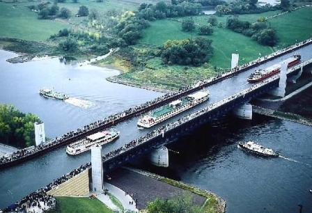 جسر فوق النهر ونهر فوق الجسر في جبال الألب...