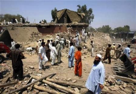 مسرح التفجير في شمال غرب باكستان يوم أمس الجمعة .