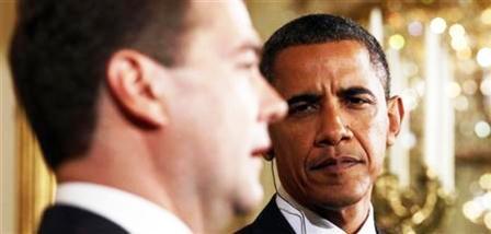 الرئيس الامريكي باراك اوباما (يمينا) ونظيره الروسي ديميتري ميدفيديف