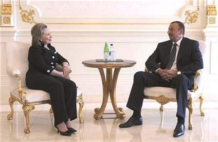 وزيرة الخارجية الأمريكية هيلاري كلينتون تجري محادثات ثنائية مع الهام علييف رئيس اذربيجان في باكو يوم  أمس الأحد