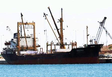 سفينة تحمل على متنها مساعدات للفلسطينيين في ميناء لافريو باليونان