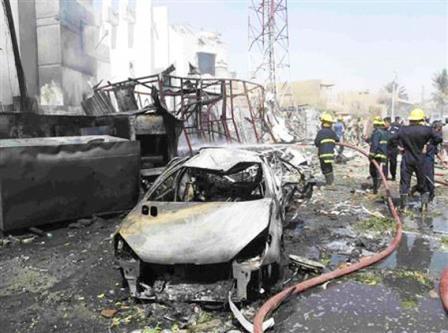 رجال الإطفاء في موقع انفجار سيارة ملغومة في بغداد يوم أمس الاثنين.