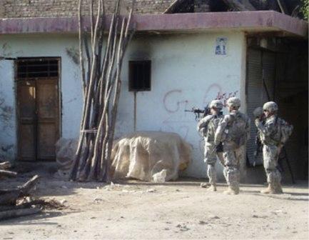 جنود من قوات إيساف يطوقون مبنى مؤسسة بدائل التنمية في قندز