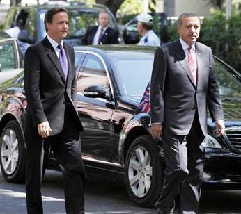 رئيس الوزراء البريطاني ديفيد كاميرون (إلى اليسار) ونظيره التركي رجب طيب اردوغان في أنقرة