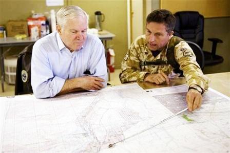 الميجر جنرال نيك كارتر يتحدث إلى وزير الدفاع الأمريكي روبرت جيتس (إلى اليسار) في قاعدة جوية بأفغانستان يوم 9 مارس 2010