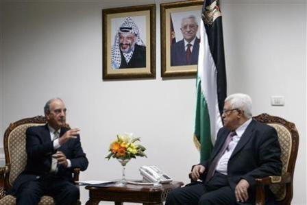 الرئيس الفلسطيني محمود عباس (يمينا) خلال اجتماع مع جورج ميتشل مبعوث السلام الامريكي في الشرق الاوسط في رام الله يوم أمس .