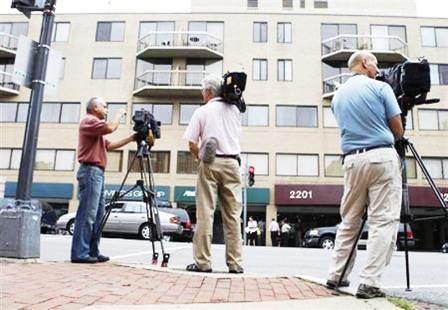ممثلو وسائل اعلام يقفون امام مبنى السفارة الباكستانية في واشنطن الذي يضم ايضا قسم رعاية المصالح الايرانية يوم  أمس الأول.