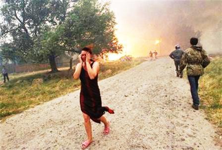 سكان بموقع حريق سببه ارتفاع درجات الحرارة في بلدة جنوب غربي موسكو