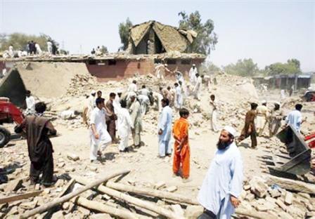 مسرح التفجير في شمال غرب باكستان يوم أمس الأول  الجمعة .