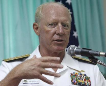 الاميرال روبرت ويلارد قائد القيادة العسكرية الأمريكية في المحيط الهادي في مانيلا أمس الأربعاء .