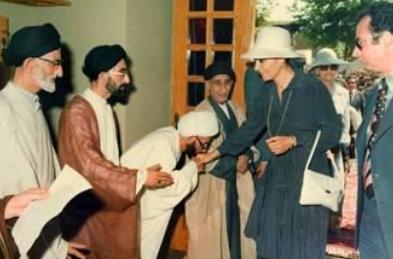 جنتي يقبل يد زوجة الشاه السابق