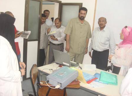 محافظ عدن خلال تفقده أحد المرافق الخدمية أمس