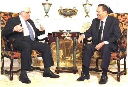 الرئيس المصري حسني مبارك (يمينا) في لقاء مع الرئيس الفلسطيني محمود عباس في القاهرة