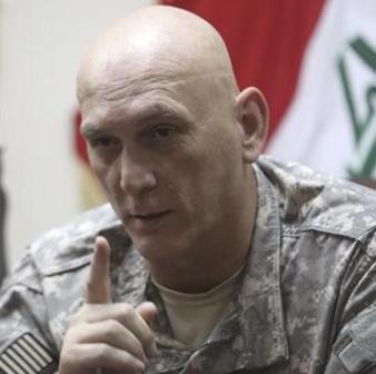 الجنرال ريموند أوديرنو قائد القوات الامريكية في العراق يتحدث خلال مؤتمر صحفي في بغداد