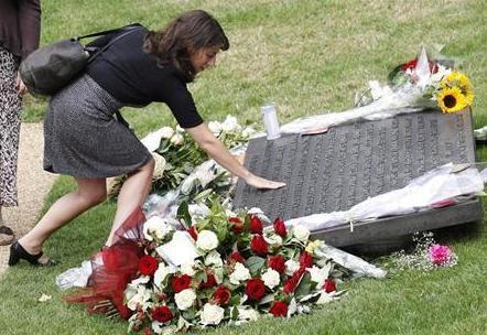 امرأة تلمس نصبا تذكاريا لإحياء ذكرى ضحايا تفجيرات يوليو تموز 2005 في لندن