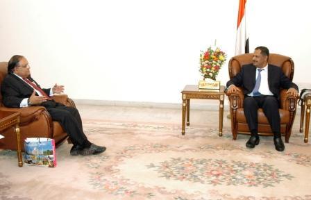 .. ويستقبل سفير الهند