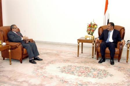 رئيس الوزراء لدى استقباله سفير مصر