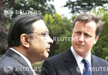 الرئيس الباكستاني اصف علي زرداري (يسارا) مع رئيس الوزراء البريطاني ديفيد كاميرون في جنوب انجلترا