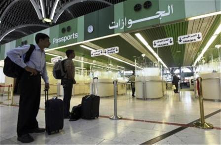 مسافران أمام قسم الجوازات بمطار بغداد