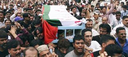 جانب من  مشيعي جنازة رضا حيدر نائب الحركة القومية المتحدة بعد اغتياله في كراتشي