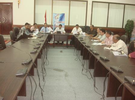 شائف لدى ترؤسه اجتماع المجلس المحلي