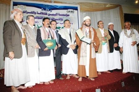 رئيس مجلس الشورى مع عدد من المنشدين اليمنيين