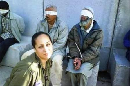 المجندة تستعرض أمام الأسرى