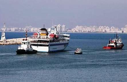 قارب قطر تركي يسحب السفينة التركية مافي مرمرة لدى مغادرتها ميناء حيفا