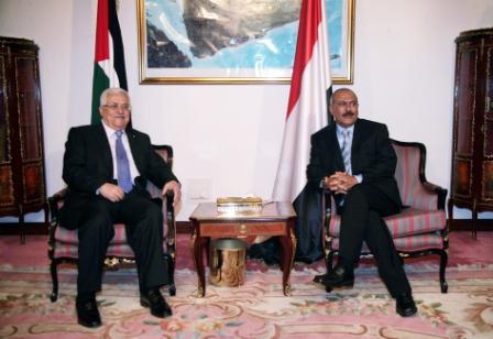 رئيس ا لجمهورية لدى استقباله الرئيس أبومازن أمس