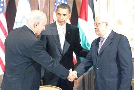 الرئيس الأمريكي يتوسط نظيره الفلسطيني ورئيس الوزراء الإسرائيلي
