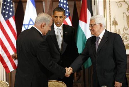 الرئيس الفلسطيني محمود عباس (يمينا) يصافح رئيس الوزراء الإسرائيلي بنيامين نتنياهو وبينهما الرئيس الأمريكي باراك اوباما خلال اجتماع في نيويورك