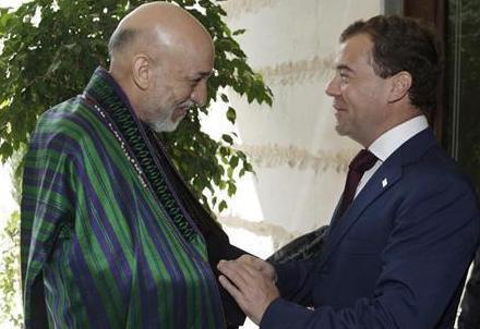 الرئيس الروسي ديمتري ميدفيديف (يمينا) يصافح نظيره الأفغاني حامد كرزاي