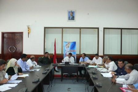 شائف لدى ترؤسه الاجتماع أمس