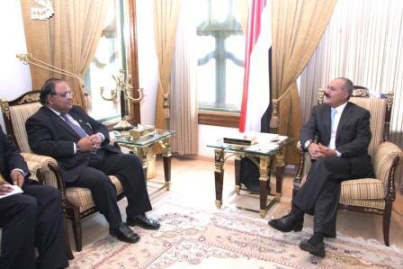 .. ويلتقي السفير الهندي