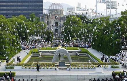 حمام يطير فوق حديقة السلام في هيروشيما.