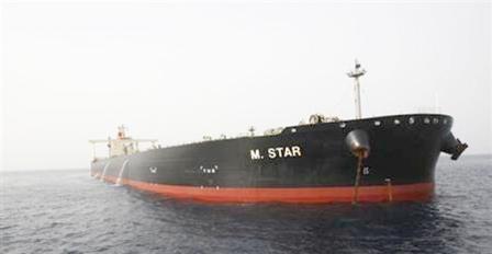 ناقلة النفط اليابانية ام ستار في البحر بالقرب من ميناء الفجيرة بالامارات العربية المتحدة أواخر يوليو الماضي