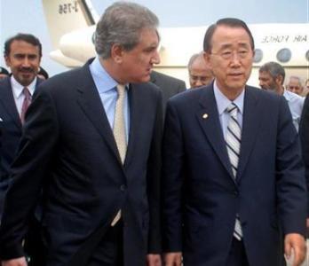 وزير الخارجية الباكستاني شاه محمود قرشي (يمنيا) يستقبل الأمين العام للأمم المتحدة بان جي مون لدى وصوله إلى إسلام أباد أمس الأحد