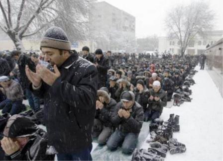 صلاة الجمعة تحت الثلوج
المتساقطة في كازاخستان