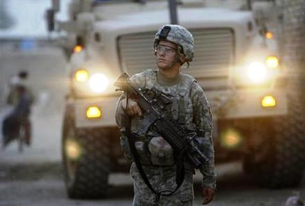 جندي أمريكي يحرس قافلة من السيارات المدرعة في ضاحية بقندهار